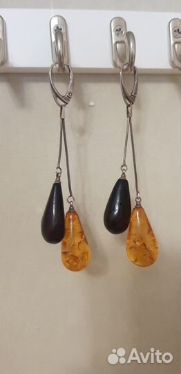 Серьги из янтаря и россыпь янтаря