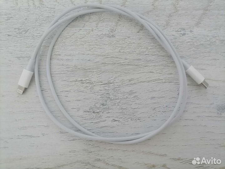 Зарядный шнур на iPhone