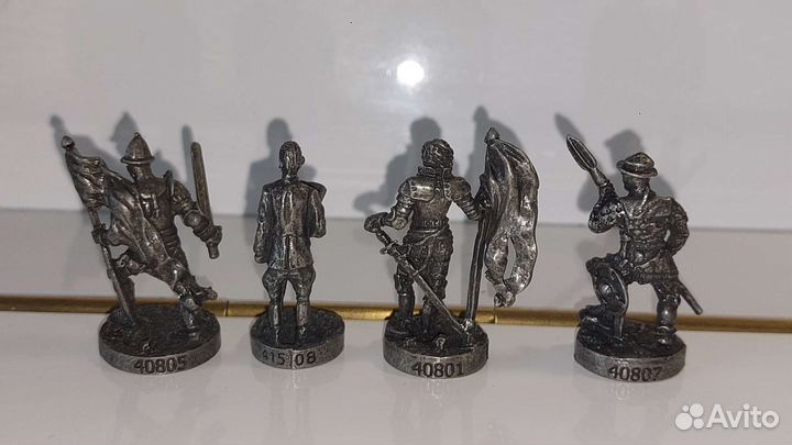 Металлические солдатики из киндера