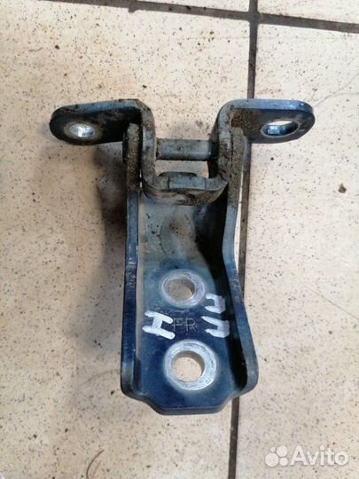 Петля двери передняя правая Hyundai Santa Fe 4