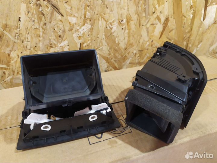 Дефлектор воздушный в панель и подлокотник