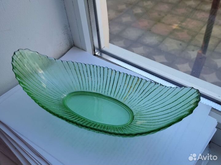 Ваза ладья-конфетница из цветного стекла