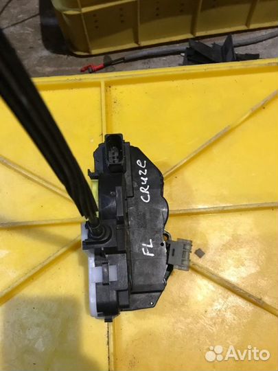 Замок двери передний левый Chevrolet Cruze Седан