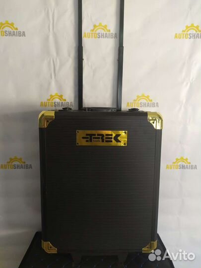 Набор инструментов в чемодане на колесах