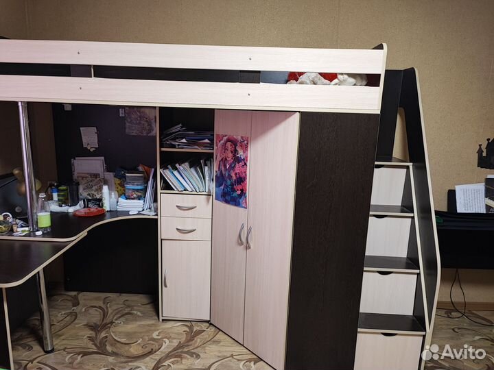 Детская кровать чердак со столом и шкафом