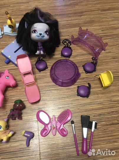 Пакетом игрушки для девочки