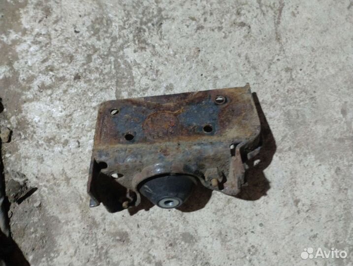 Опора/ крепление/ кронштейн двигателя fiat albea