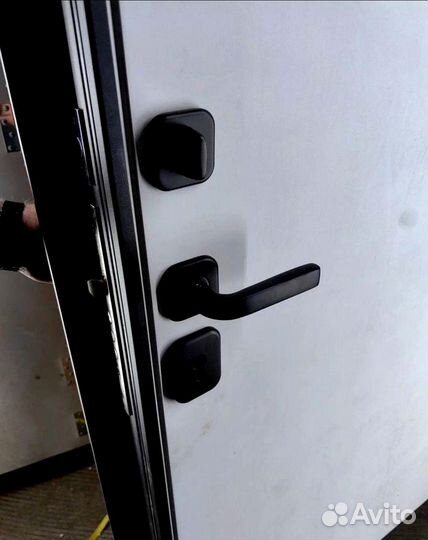 Входгная дверь от производителя с терморазрывом