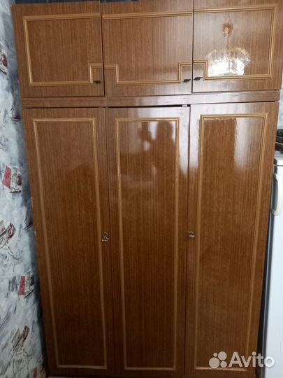 Шкаф трёхстворчатый