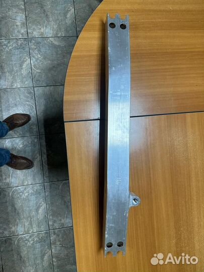 Продам усилитель переднего бампера Nissan