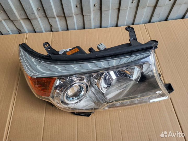 Тойота LC200 13- фара правая TYC