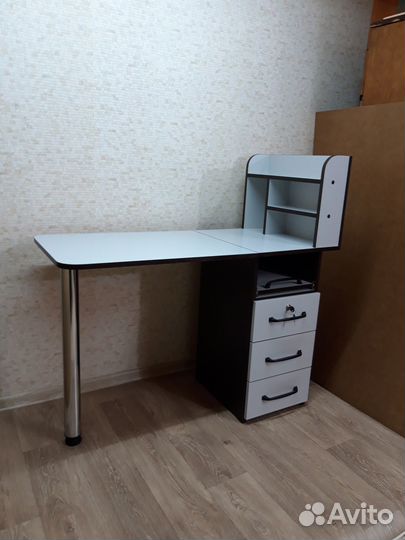 Маникюрный стол - складной с полкой