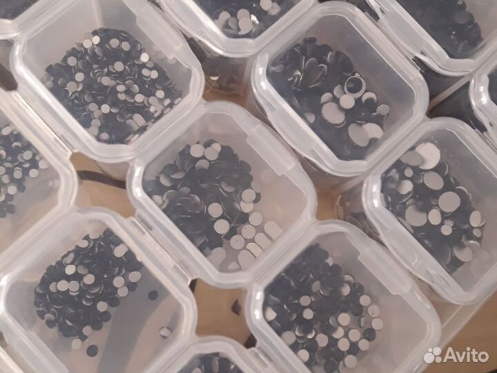 Стразы и поталь