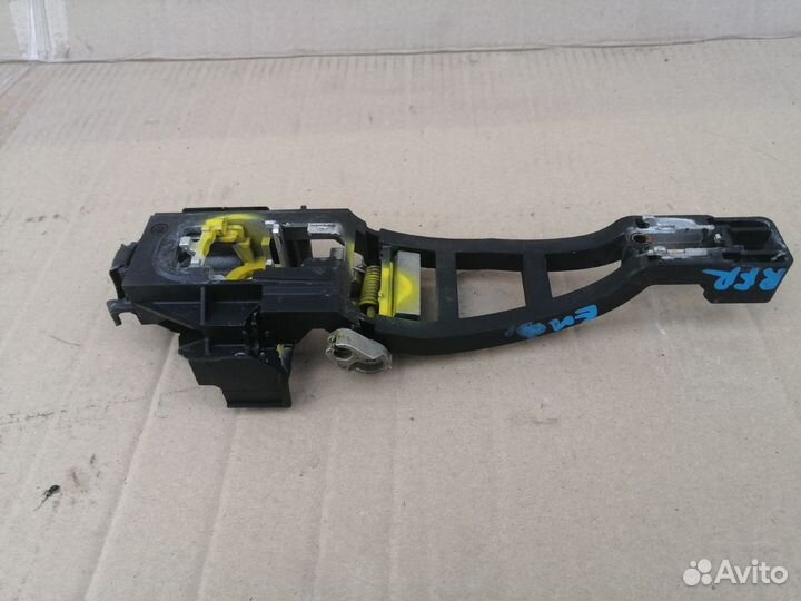 Основание ручки двери правой Ford Focus 2