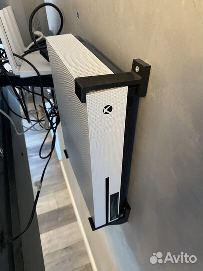 Xbox One s + 2 геймпада