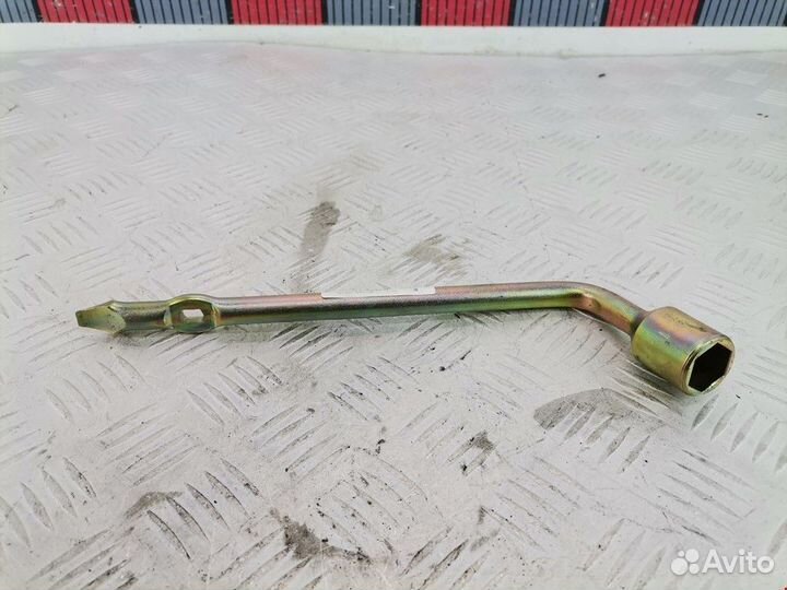 Ключ Mitsubishi Space Star 2002 MB950703