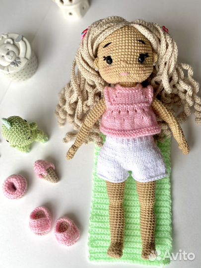 Вязаная кукла ручной работы