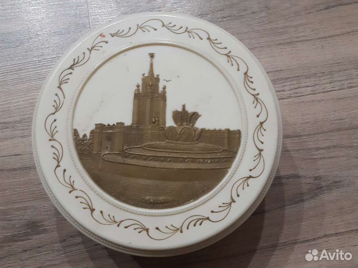 Винтажная пластиковая коробка