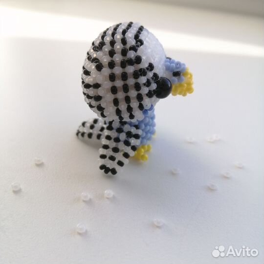 Амигуруми волнистый попугай из бисера