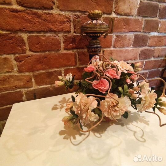 Интерьерная композиция из искусственных цветов