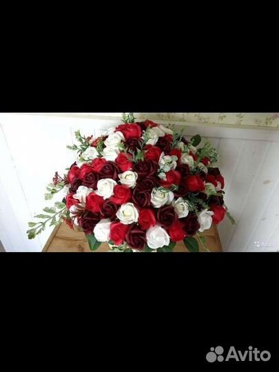 Розы в вазе