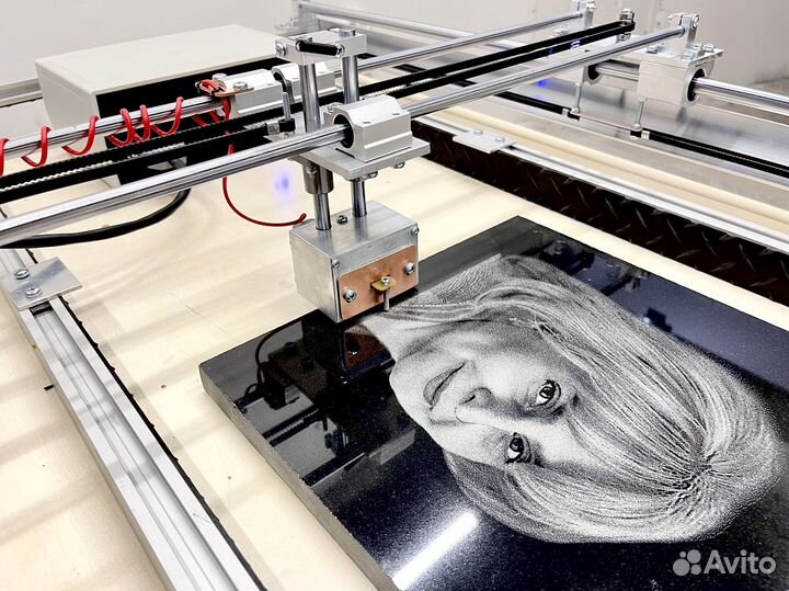 Гравировальный лазерно-ударный станок по камню