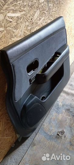 Обшивка двери на Ниссан Тиида С 11