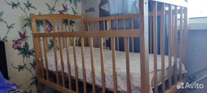 Детская кроватка с маятником