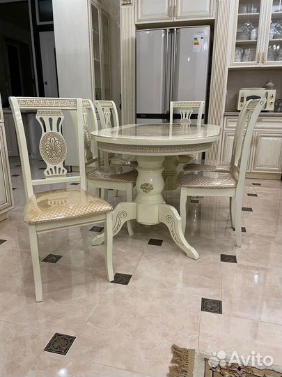 Стол и стулья