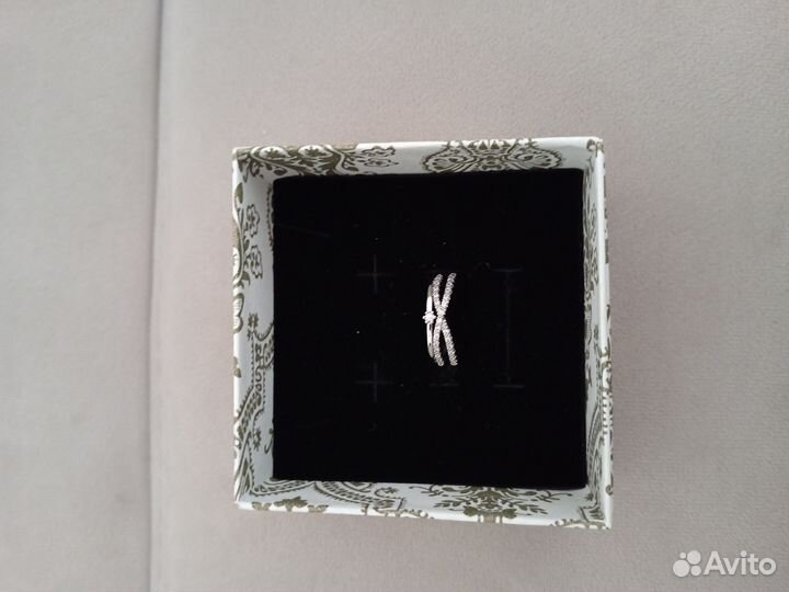 Кольцо с камнями закруглёноя