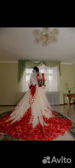 Свадебное платье со шлейфом