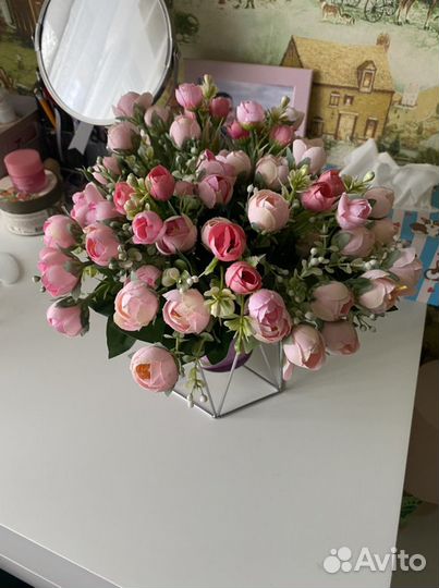 Композиция из искусственных цветов