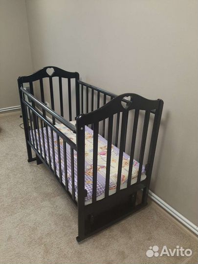 Детская кроватка с маятником