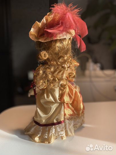 Кукла фарфоровая