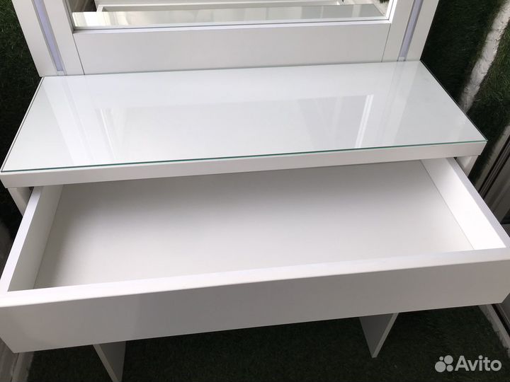 Стол визажиста с зеркалом и подсветкой