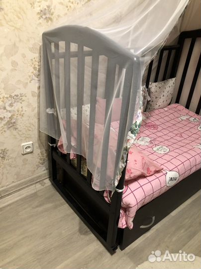 Детская кроватка с поперечным маятником