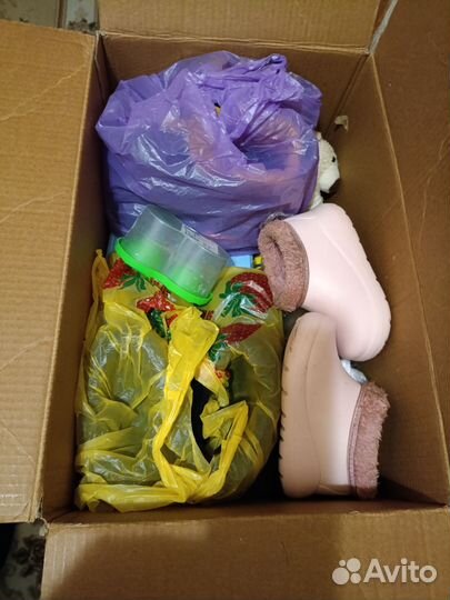 Коробка с детскими вещами
