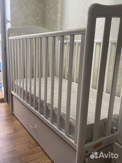 Детская кроватка с маятником и ящиком