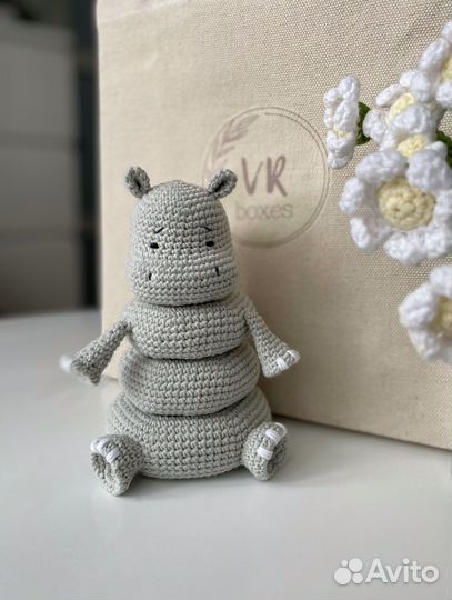Вязаная развивающая игрушка пирамидка
