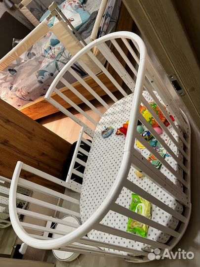 Детская кроватка с маятником и балдахином