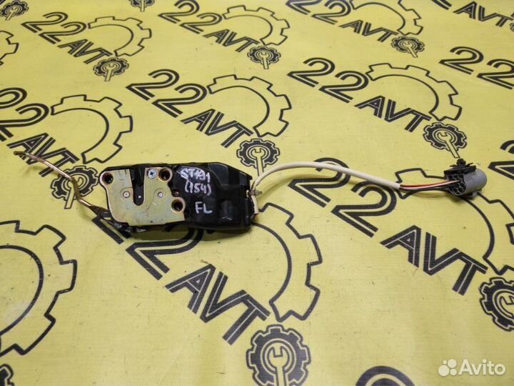 Замок двери передний левый Toyota Corona ST191