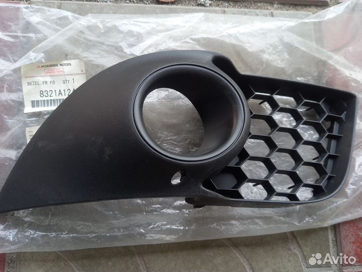 Решетка в бампер правая Mitsubishi Lancer 2007