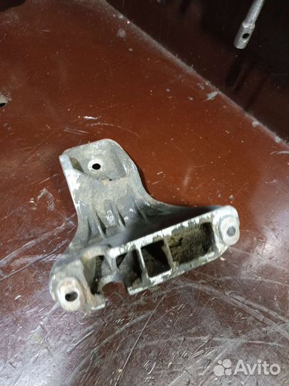 Кронштейн двигателя Audi 80