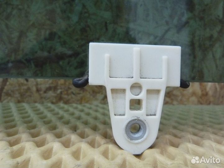 Стекло двери задней левой Renault Megane III 2009-2016 (823010007R)