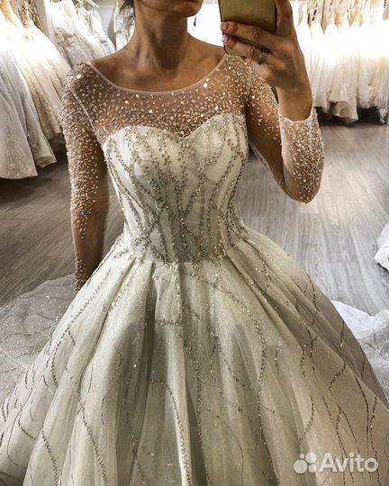 Свадебное платье со шлейфом