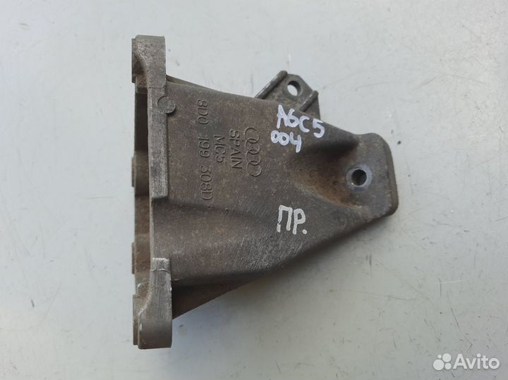 Кронштейн правый двс Audi A6 C5 Passat B5