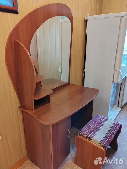 Трюмо с зеркалом