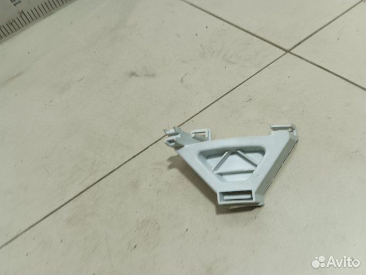 Кронштейн противотуманной фары правый Ford Focus 2