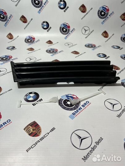 Заглушка бампера буксировочного крюка W210