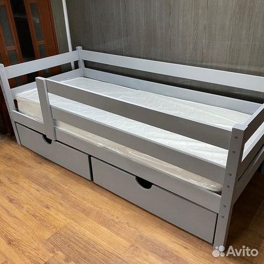 Детская кровать из натурального дерева